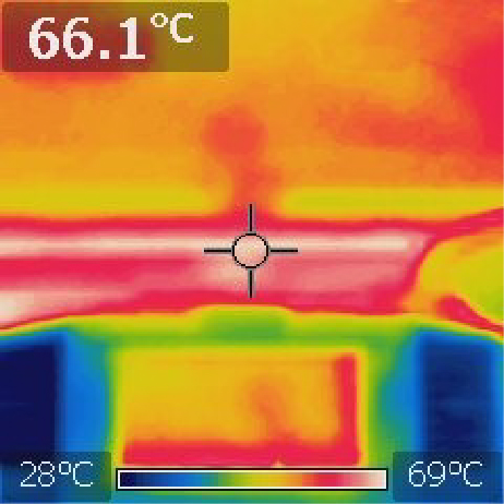 エアコンをつけていても（23℃設定。約30分）ダッシュボードの上は熱く、60℃超え